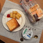 co-poのミルクブレッドとヨーグルトで朝ごはん😋しっとり美味しいパン🍞子供達も食べやすいサイズ感でした！ヨーグルトは水分少なめの濃厚な感じで美味しかったです✨この商品はおうちＣＯ-ＯＰ始め…のInstagram画像
