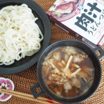 ＜麺でおいしい食卓＞肉汁うどんつゆ正田醤油さんの3種のしょうゆをブレンド使用して、だしには枕崎産鰹節・乾燥椎茸・昆布の３種を使用されています☺️1箱で三人前💡濃縮されたタレと水を加えるだけで…のInstagram画像