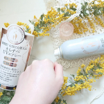 容器はキャップ付きで、持ち手が掴みやすく、押しやすいスプレータイプです🌻携帯用ミニサイズではないので、外に持ち運ぶには少し大きめだけど、自室に置いておけば、常に室内でいるときから徹底的に日焼け防止…のInstagram画像