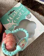 クラプロックスベビー歯がため4ヶ月の子もにぎにぎして、口に入れてカミカミしてました！オーラルケアの準備の歯がためおすすめです！#PR #株式会社クラデンジャパン #クラプロックス #歯がた…のInstagram画像