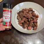 クレイジーガーリック🍗ノンフライなのに、カリカリに揚げたような香ばしいガーリックに、まろやかな味わいの岩塩、オニオン、ブラックペッパー、タイムなどをブレンド。サイコロステーキに振りかけるだけで…のInstagram画像
