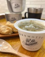 電子レンジで１分温めるだけ！ごろごろ野菜が入ったスープ🍲✨野菜をMOTTO✨新商品！高知産ニラにキャベツたっぷり本格だしの牛もつ鍋お試しさせていただきました♪具沢山なので、スープなんだ…のInstagram画像