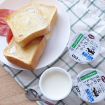 おうちCO-OPの3品で簡単に美味しく食事を楽しめちゃう！朝食にはミルクブレッドとヨーグルトを。ミルクブレッドはカットされているから忙しい朝でもすぐ食べられるのが嬉しい。少しトースト…のInstagram画像