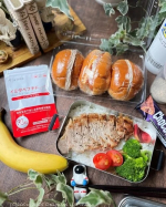 𖤣𖥧𖥣𖡡𖥧𖤣今日の2食弁当はポークステーキ弁当＆ロールサンドです。いつもの様にバナナやプロテイン、チョコバーなど付けました。最近、疲れがとれなくて嘆いてるオッサンにぴったりなイミダペプチドソフ…のInstagram画像