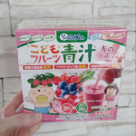 こどもフルーツ青汁　赤の恵み　のご紹介♪はなかっぱとコラボなのもかわいいし、ぬりえとシールまでついてくるからこどもも喜んでいます☆4年生になる長女も偏食が激しく悩んでいましたが、まもなく2歳に…のInstagram画像