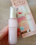 40歳を過ぎて、一番気になっているのは、フェイスライン。くびもと美人 あごライン集中ケア美容液注目のお肌引き締め成分アクティジムを配合した美容液。顎から首にかけてマッサージするように塗って…のInstagram画像