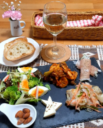 .先日の残り物でひとり飲み🍷こうして並べると何となくそれなりに見える？🤣あまりにも適当だったので、特に説明してなかった 蓮根のトマトソース煮込み ですが、何でもアルモンデ、具材は蓮根、しめじ…のInstagram画像