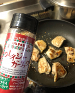 晩ごはんのメニューに悩むときや、疲れて何も作りたくないときってありますよね。そんなとき！！クレイジーガーリックがあれば、お手軽に本格的な料理が完成😊今夜は鶏肉を焼いて、クレイジーガーリックをかけ…のInstagram画像
