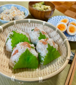 ※梅しそおにぎり🍙お米大好き家族なので1ヶ月で20キロは軽く食べます。最近2歳の息子が8歳の姉よりたくさん食べています😋#PR #野菜をMOTTO #野菜スープ #カップスープ #クリスマス…のInstagram画像