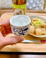 🍶🌰🥃Shochu time☺️🍶⁡某友人からくりまんじゅう君のおちょこと焼酎をいただいたので、セットで飲んでみた☺️🍶⁡ツマミはがんもどきとちくわの煮物です。地味です🤣⁡焼酎は新島の麦…のInstagram画像