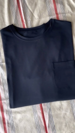 インナーでも一枚でも着られる大活躍のポケットTシャツ。おなか周りのラインを拾わず、自然にすとんと落ちるデザイン。二の腕や肩まわりが気になる方のために袖丈長め設定で、腕の付け根をカバー。162cmの…のInstagram画像