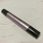 夜の寝る前にアイゾーン ダブルリバイタライザーを使用してマッサージしています。セラムを塗ってから、バームを塗って心地よいリラックスタイムを楽しんでいます！スティックタイプなので、ダイレクトに塗れて…のInstagram画像
