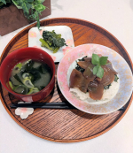 漬け丼ランチはかつおの漬け丼。冷凍してあったカツオをお醤油で漬けてご飯に乗せるだけ。お醤油は、正田醤油『塩分を気にする人のおいしいしょうゆ』。血圧高めだから塩分めちゃくちゃ気にな…のInstagram画像