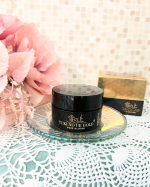 大好きな「雪の上 GOLD」✨✨✨金箔がキラキラと輝いて、スキンケアタイムがリッチな気分になります🩷🥰バクチオールとグルタチオン配合で、乾燥しがちな夜のお肌もしっとりモチモチに👍これ1つでオー…のInstagram画像