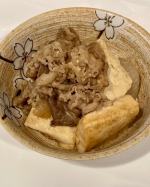 肉うまレシピ🐮【肉豆腐】フライパンに豆腐を並べてその上から解凍した吉野家の牛丼の具をかけて煮込むだけ！味付けは吉野家の牛丼の具のみでばっちり美味しい☺️おかずにもおつまみにもなる一品✨…のInstagram画像