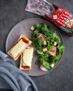 ピザパンで朝ごはん😋過ごしやすい季節になってきてエアコン無しで過ごせるのが嬉しい〜あっという間に暑くなるんだろうな🤔朝ごはんはピザパン🍕正田醤油のピザトーストソース🍅ちょっぴりスパイ…のInstagram画像