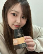 雪の上GOLD金粉がたくさん入ってて塗ってみたら伸びもすごくて塗った後はスベスベしかも金粉がキラキラしていてご褒美の時に使いたくなるナイトジェルです✨#PR #株式会社ステップ…のInstagram画像