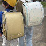ランドセル、我が家はクラリーノを選んでますが、それでも子供達には負担。片道2キロ以上に、水道、ランドセル、週始まりは、上履きに、体操服なども。夏場は、熱中症対策で、ランドセルの重さが体力を奪う…のInstagram画像