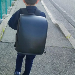 '長男のランドセル選び、すごく苦労しました💦親戚のお兄ちゃんが持っている定番の革製のランドセル、持たせてもらったら、しっかりしていて丈夫だけど、めちゃくちゃ重い。。ランドセルだけでもこんなに…のInstagram画像