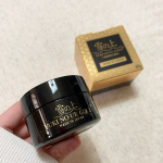  ︎︎ ︎︎薬用オールインワンジェル「雪の上」から『  雪の上 GOLD 』ナイトジェルが出たのでお試ししてみました！ ︎︎開けてみるとキラキラとした金箔が入っていて豪華✨️金箔…のInstagram画像