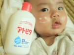 アトピタのミルクローション💗伸びが良くて乳液表面に水分を閉じ込めお肌の乾燥を防ぐ「乳液タイプ」でとっても塗りやすい🎀ིྀ伸びがよくべたつかない心地良い使用感なので、お風呂上がりなどの毎日のス…のInstagram画像