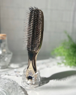 【ワールドプレミアムロング】インバスもアウトバスでも、さまざまなシーンで使えるスカルプブラシ✨✨ゴールドのキラキラ感がかわいい〰️♡ネイルを伸ばしていることもあり、毎日の指でのシャンプーで…のInstagram画像