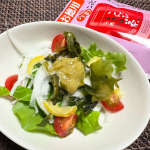 玉露園の梅こんぶ茶を使って、いつもの料理にアクセントを加えてみました。浅漬けやお茶漬けはもちろんのこと、パスタやサラダやチャーハンの味付けにも使ってみました。こんぶ茶が旨みアップしてくれ、梅の味…のInstagram画像