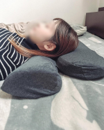 .@calqs.official 様の『首と肩がホッとする枕plus』をモニターさせていただきました‎🙇🏻‍♀️‎🤍USBが付いていてコンセントに挿してリモコンを操作するだけでじんわり首…のInstagram画像