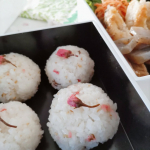 .お花見弁当には欠かせないおにぎり🍙桜の花の塩漬けとゴマを混ぜ込んで目でも味覚でも桜を楽しめるように🌸上品な桜の香りにキレイなピンク色の 桜の花塩漬け．奈良吉野の八重桜を「海の精」で漬…のInstagram画像