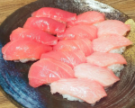 少し前になりますが、出かけた先で立ち寄ったスーパーで、超お買い得な本マグロ（ブーメラン）を見つけたので買っちゃいました。旦那さんが握りやお刺身にしてくれましたよ。大トロいっぱいで美味しかった〜😋…のInstagram画像