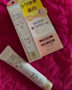 ハリーハリー 薬用おとなの美くびクリームリッチモニターさせていただきました有効成分ナイアシンアミド配合でシワ改善・美白* に  首元の贅沢ケア*メラニンの生成を抑え、シミ・そばかすを防ぎます…のInstagram画像