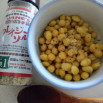 クレイジーソルトを使うだかで、いつものお料理がワンランクアップします。蒸し大豆のサラダ🥗、スープのトッピング🍲、ピラフ🥘などなど。難しく考えず、塩コショウの代わりに手軽に活用させてもらぅてます❤️…のInstagram画像