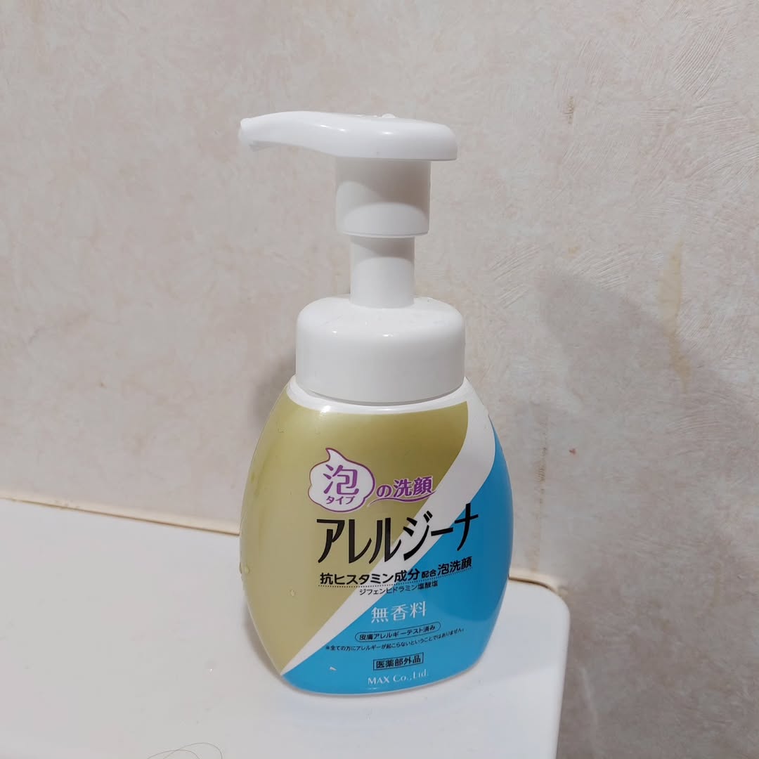 口コミ投稿：アレルジーナ 泡洗顔日々の洗顔のムズカユ肌に。ポンプタイプ。ふわふわキメ細かい泡…