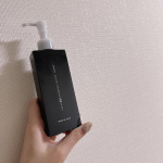 ......毛穴ケアしてくれるクレンジングなのに洗い上がりに肌につっぱり感がなくて感動した！🥲基本的に毛穴ケアとかスクラブとか使ったらすぐ乾燥感じて肌つっぱるのにそれがなかった！ダブル…のInstagram画像