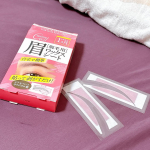 眉毛ととのえ苦手マンたちに朗報！貼ってはがすだけで、きれいに脱毛できちゃうワックスシートがあります！！剥がす時に勢いつけて一気にはがすからちょと痛いですが、一本一本抜くより時短だしイイかも！…のInstagram画像