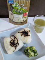 玉露園の《わさび風味こんぶ茶》ローマ字表記もパッケージにあるあたり、このシリーズって外国の方にも人気の商品なのかな〜？私は梅こんぶ茶ヘビロテ愛用者なのですが、これもなかなかイケますね👍…のInstagram画像