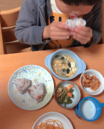 🌸🍙🌸桜綺麗やなぁ〜♪と思っていたら…あっという間に散ってしまいました😢だからおうちではもう少し春を感じていたい…🤭☘️なんの色気もないいつものおうちごはんのメニューでしたが……あ！…のInstagram画像