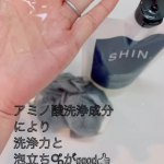 旦那の愛用⇩1本3役オールインワン（シャンプー、スカルプ、コンディショナー）スカルプシャンプー🧴男の頭皮の悩みはこの1本でOK🙆‍♀️ なんだって☝️実は、こっそり私も使ってる🫢洗い…のInstagram画像