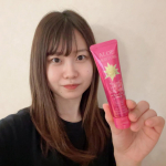 ベタつかないハンドクリーム。商品名:アロエモイスチャー・ローズ ハンドクリームローズの香漂う、保湿力が高いのにべたつかない。ジェルのようなテクスチャーでさらっとなじみ、すぐにPCや…のInstagram画像