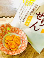 じゃりせん 醤油味ひとくちサイズで食べやすく、軽いのにアクセントのある食感は止まらない美味しさの新商品『じゃりせん 醤油味』です♪国産うるち米を粒のまま練り込んだお煎餅なのでじゃりじゃりとした…のInstagram画像