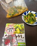 マルトモさんからいただいた、たたききゅうりの素。ジップロックで混ぜて簡単にできました。個人的にはもう少し辛くてもいいかなと思ったので、唐辛子は追加しました。お酒のおつまみにちょうどいい塩味で…のInstagram画像