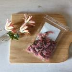 【桜の花でおにぎり】海の精株式会社さんの、「桜の花茶塩漬け」で桜の花おにぎりを作りました。桜が咲き誇ることで有名な、奈良県西吉野の八重桜を海塩「海の精」で漬け込んだ一品。よく桜の花茶として料理…のInstagram画像