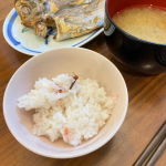 最近出会ったとてもお洒落な桜ごはん🌸梅酢で味付けされた桜が入ってるよ😁ちょうど良い塩加減とほんのり香る桜の良い香り🌸米の美味しさを倍増させてくれるよ🤤🍚　桜ごはんの作り方1　「桜の花塩…のInstagram画像