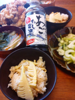 お米のおまけに筍を戴きました！今季もう食べ収めと思っていたのに、また筍を戴けるとわビックリ。筍なら炊き込みご飯にしようって事で、「寺岡家のあごだし醤油」を使って炊きました！だし醤油なので出汁はい…のInstagram画像