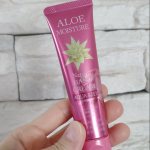ローズの香漂う、保湿力が高いのにべたつかないハンドクリーム「アロエモイスチャー・ローズ」のご紹介♪手荒れと乾燥が年齢を重ねるごとにひどくなり、今ではかなり深刻な悩みになっています。水仕事をした後…のInstagram画像