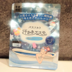 汗かきエステ気分 真夏のシャーベット1袋で約10回分です。オーシャンブルーの色で、清涼感があります。バスソルトなので、汗がたくさん出ました。温かいお湯なのに、メンソールのクール感があり、表面上…のInstagram画像