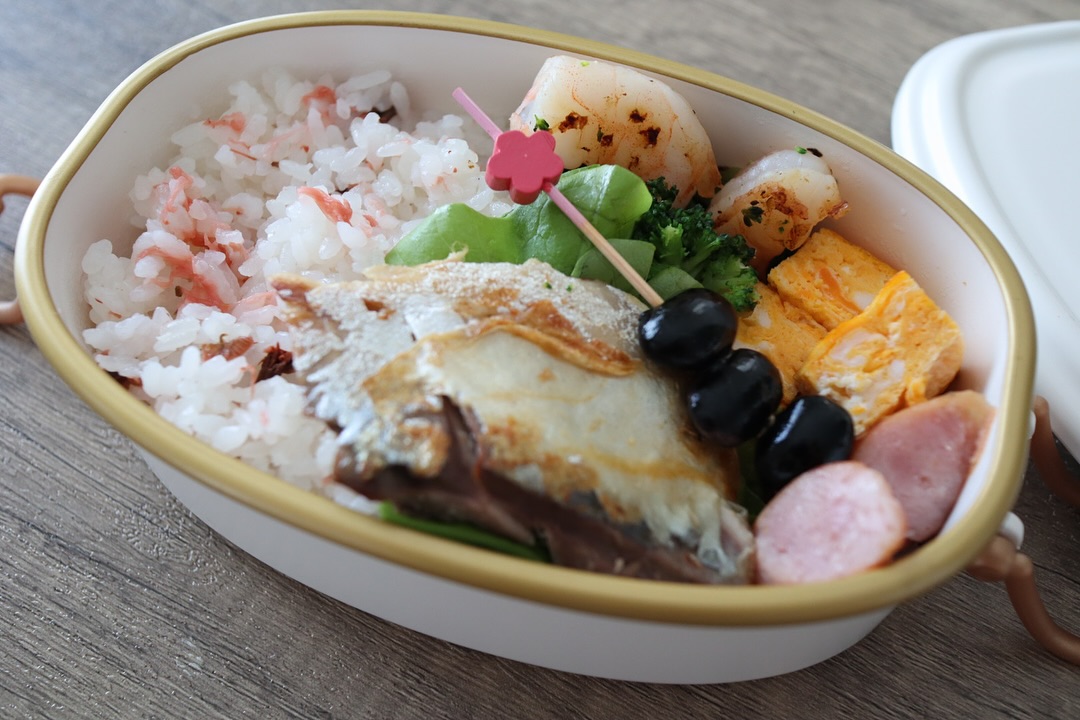 口コミ投稿：🍱春らしい🌸海の精様の　「桜の花塩漬け」を使ってお弁当を作りました！最近、お弁当…