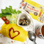 ..おうちCO-OPの人気！時短！冷凍食品だよ～♪ 【ふっくら卵のオムライス】トマトソース味のチキンライスをふっくら卵で包んだオムライス。中の具は国産のたまねぎ、にんじん、鶏肉。卵がほ…のInstagram画像