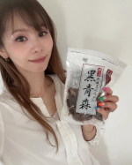 食べたものから身体は作られるニンニクは苦手ですが黒ニンニクは大好き！自分で作った事があるほど（大変でした）手軽に国産の熟成黒にんにくが食べられる幸せ。プルーンのような濃厚な味です…のInstagram画像