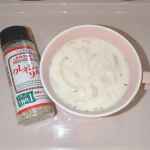 クレイジーソルトを使ってみました😋ハーブとスパイスのバランスが絶妙で、料理の味をグッと引き立ててくれる優れもの！玉ねぎのミルクスープにアクセントとしてクレイジーソルトを入れてみました🙌ク…のInstagram画像